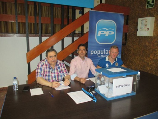 Mesa electoral del PP, presidida por el ya compromisario electo y presidente local, Luis Carlos Salcedo.